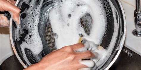 how to remove rust from cooking pans
