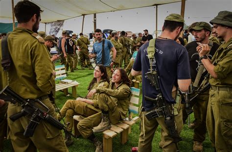 New Israeli Soldiers Pray with Haredi Jews Before Joining Army - IHA News