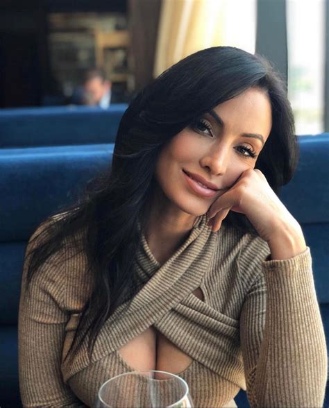 Comedian Crystal Marie Denha 🥵 : r/Celebswithbigtits