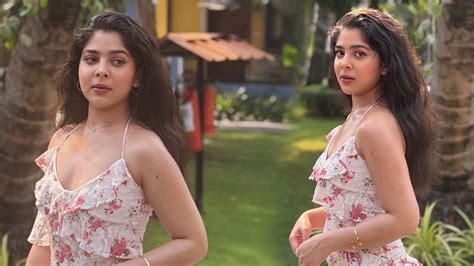 dont act  anu       niharika chouksey