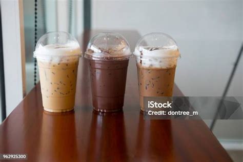 tiga minuman berbeda  atas meja  kedai kopi foto stok