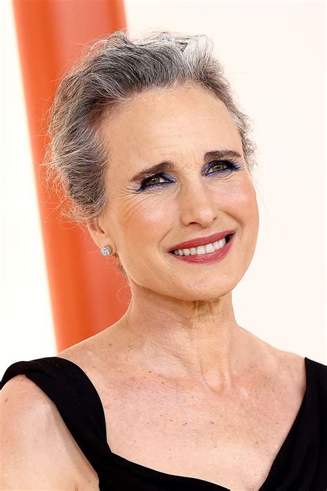 Andie MacDowell Oscar 2023: capelli grigi e trucco over 60 | Vogue Italia
