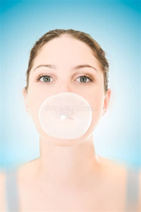 maedchen das eine luftblase bildet stockbild bild von erwachsener