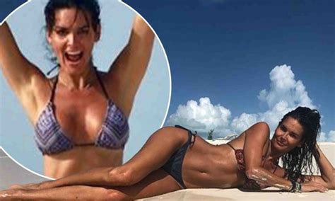 10 Hot Angie Harmon Bikini Pics
