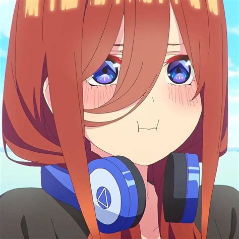 miku nakano  quintessential quintuplets gambar jatuh wallpaper
