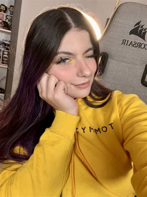 TW Pornstars - EG GirlOfNox. Twitter. Mi look del otro día estaba bien