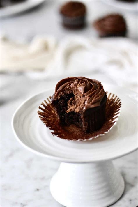How to Freeze and Store Cupcakes with Frosting - Susan Brings Dessert