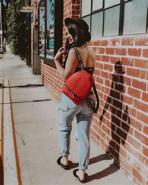 Saraya-Jade Bevis's feet