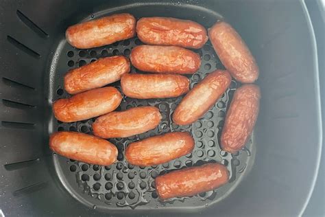 how long to cook raw sausage in air fryer