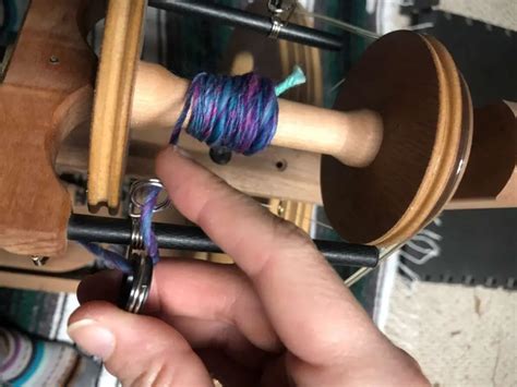 How to Use a Spinning Wheel (5 Simple Steps to Make Yarn) – Yarnhustler