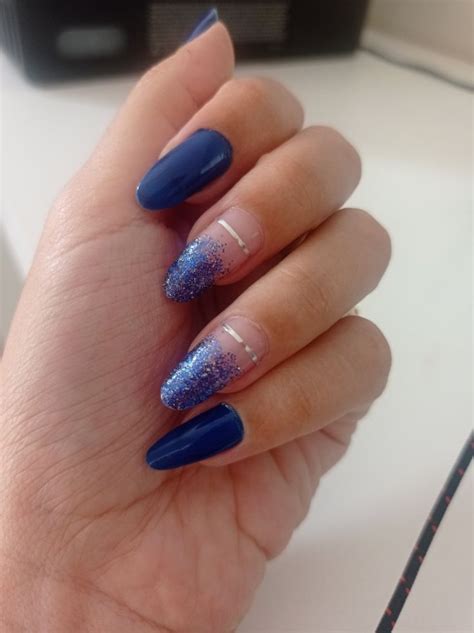 Unha Azul Royal Com Glitter - UNHAS DA • S E M A N A • | Unhas azuis royal, Unha amendoada, Glitter prata