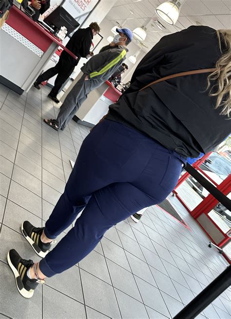 Big ass PAWG in scrubs waiting for tires - ass - Forum