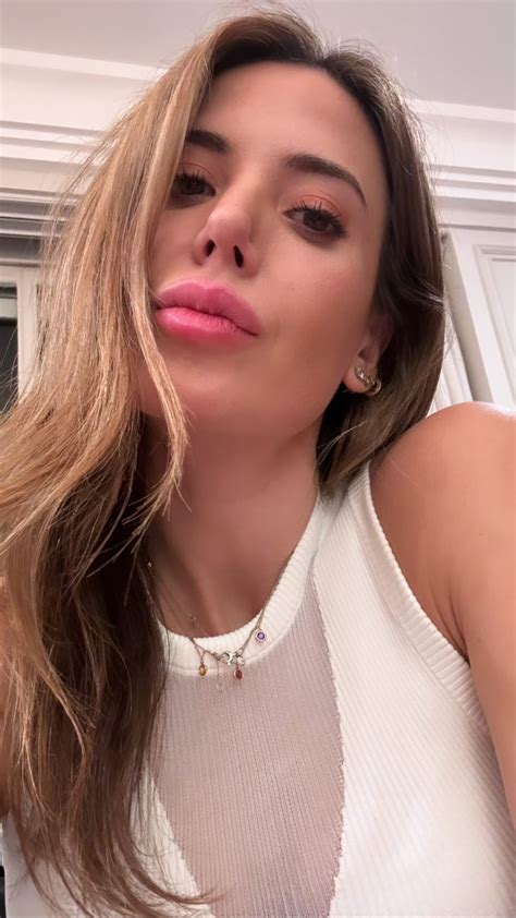 Con ultra transparencias de red, Jesica Cirio deja ver su brassier y