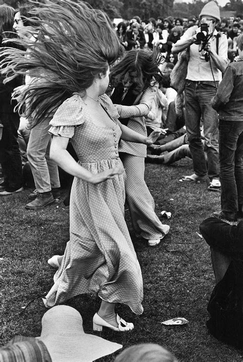 Stunning photos depicting the rebellious fashion at Woodstock, 1969