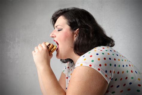 Comendo A Cunhada Gordinha - Mulher gorda comendo um hambúrguer | Foto Premium