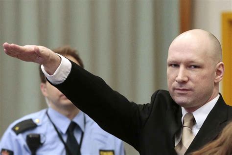 VIDEO. Procès Breivik: Le terroriste fait un salut nazi à l'ouverture ...