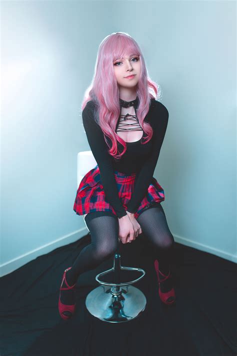 LOL女装大佬Sneaky新照欣赏 穿短裙黑丝秀美腿_3DM单机