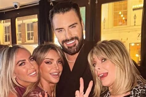 Phun Celeb Extras: The Inside Scoop on [Celeb's Name]'s Wild Night - tr15d3r