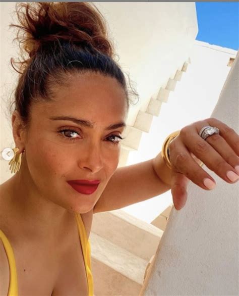 Salma Hayek presume su figura luciendo sexy bikini negro en la playa