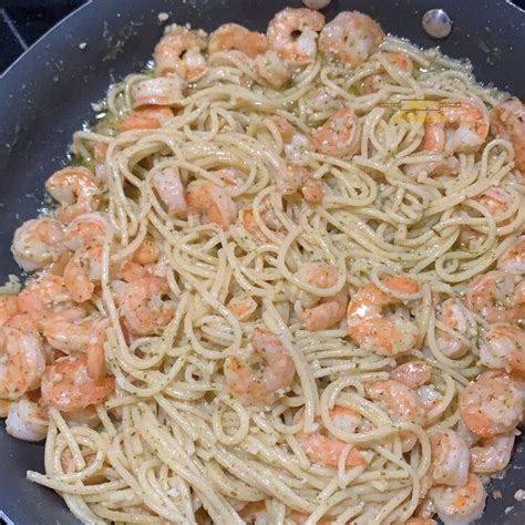 garlic butter shrimp scampi is so quick and easy! agarlic buttery