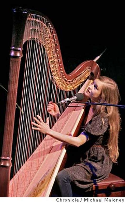 REVIEW / Chanteuse with a harp mesmerizes sellout S.F. crowd