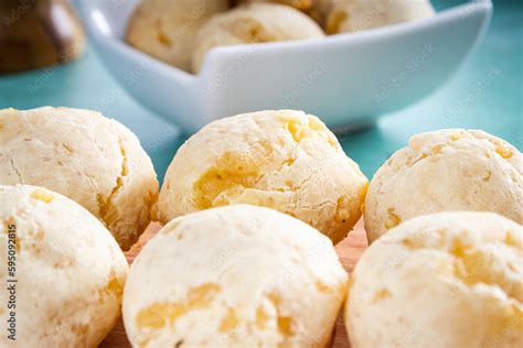 Delicioso pão de queijo, prato típico brasileiro, sobre tábua de ...