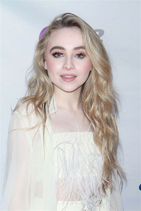 [100+] Sabrina Carpenter Achtergronden | Wallpapers.com
