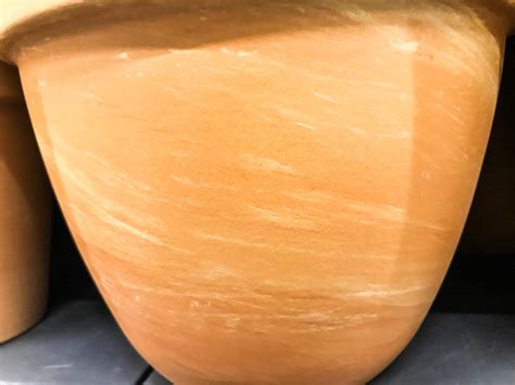 pote de barro para cultivo de plantas, flores. a terra é derramada em um pote de textura