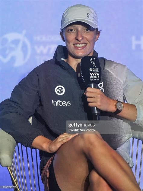 Iga Swiatek Hot Crossed Legs 🔥 : r/TennisGirlsWTA