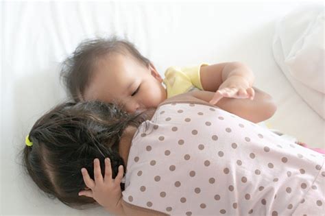 Zwei Schwestern Kuscheln Und Rollen Nach Dem Aufwachen Am Morgen Auf ...