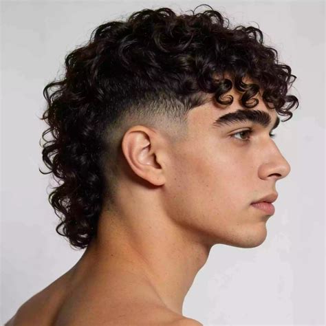 Men’s Curly Hair Styles 2026: Long Curls, Layers & Taper Fades