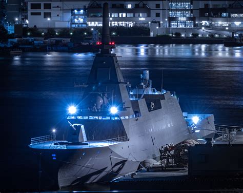 JS Mogami (FFM-1) in a suspicious atmosphere illuminates a searchlight