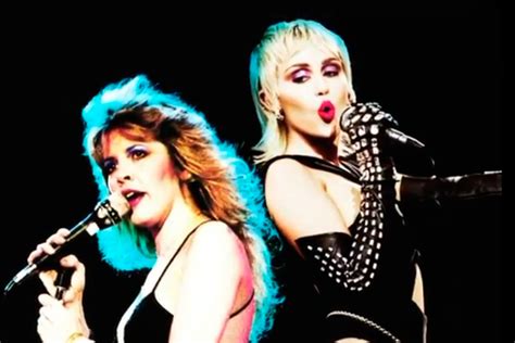Miley Cyrus e Stevie Nicks unem "Midnight Sky" e "Edge of Seventeen"