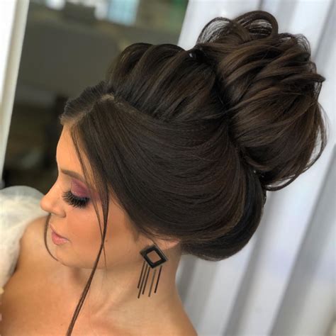 Penteado Madrinha Coque Alto - Noivas de coque alto | Penteado noiva coque alto, Penteado noiva ...