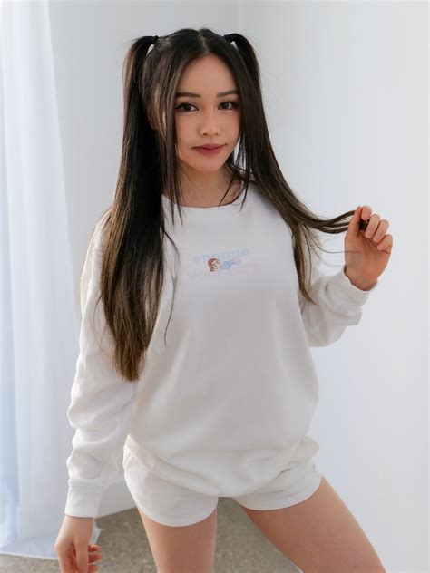 Cream Crew Neck - Engage Your Core – Chloe Ting (EU)