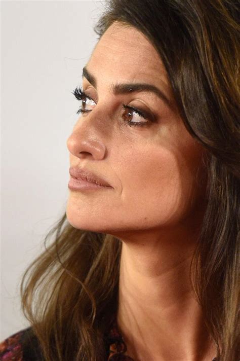 el sorprendente  de penelope cruz en la presentacion de su