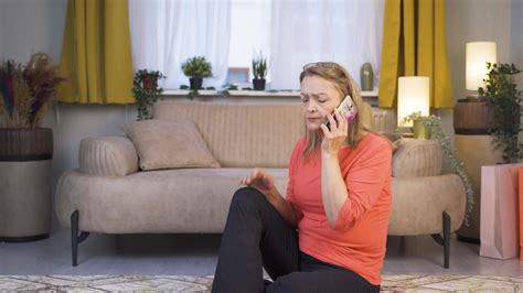 enojado mujer hablando en el teléfono. 33553018 Vídeo de stock en Vecteezy