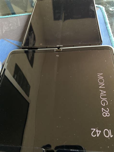Pixel Fold crease vs. Galaxy fold 4 and flip 4 : r/PixelFold