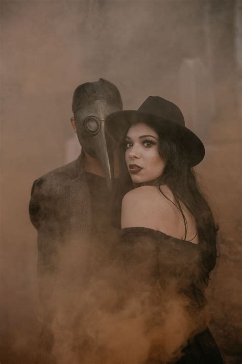 Spooky Halloween Couples Shoot | Halloween photography, Halloween ...