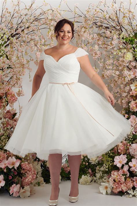 Cute plus size wedding dresses | Beachweddingtips.com