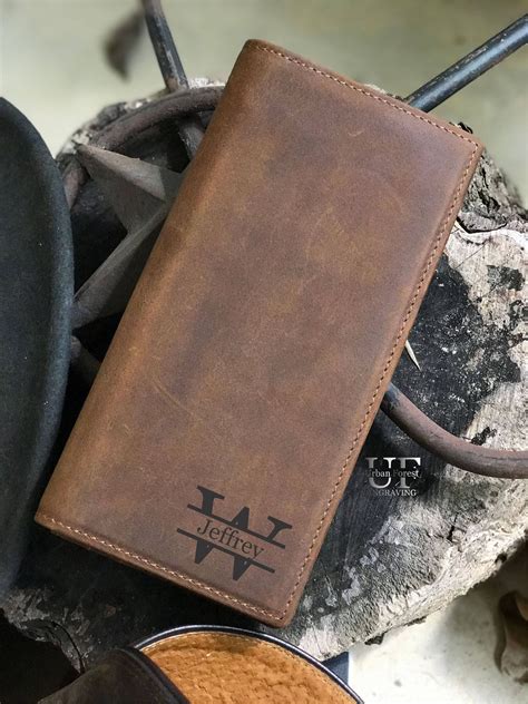 Leather experts explain what makes a high quality personalized wallet 2