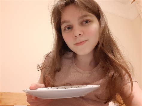 Hello sweetie, I've left you some crumbs for your dinner. Can't let my