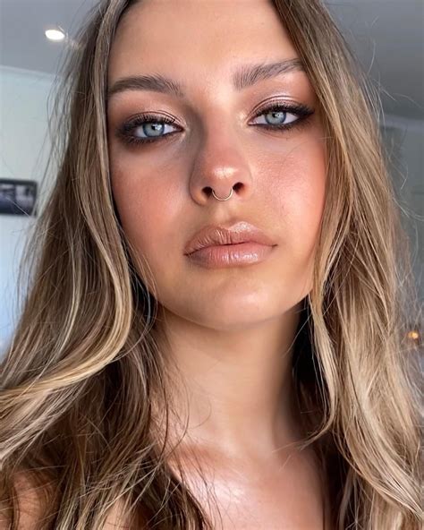 Emily Love make up added a new photo... - Emily Love make up