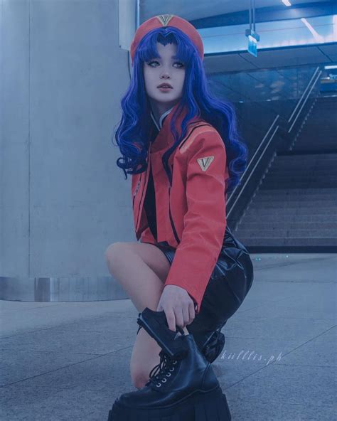 Misato recibe el Tercer Impacto con grandioso cosplay de Evangelion