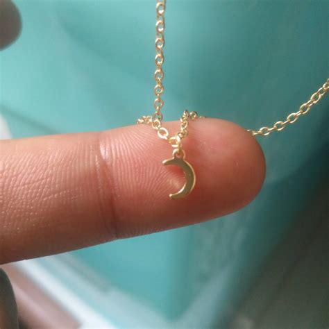 Collar pequeño de Luna plateada para mujer, collar sencillo de media