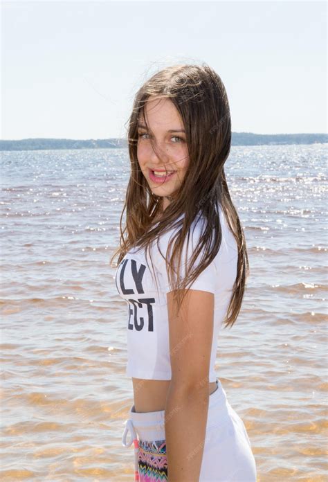 Young Nude Babe Pics