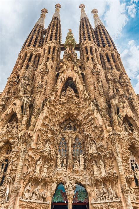 sagrada familia facade  signifie la sagrada familia dftxn