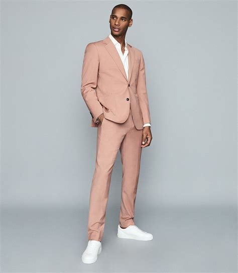 ultimate guide  men wearing pink heartafact