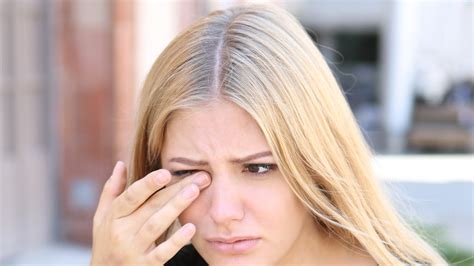 What To Do If Your Contact Lens Gets Lost In Your Eye