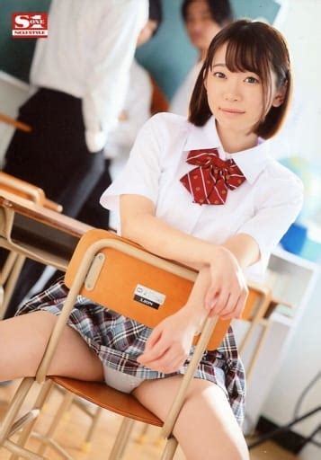 駿河屋 -【アダルト】 架乃ゆら/膝上・座り・衣装白・グレー・制服・右手曲げ・教室・ロゴ「S1 NO.1 STYLE」/DVD「幸薄地味子が僕 ...